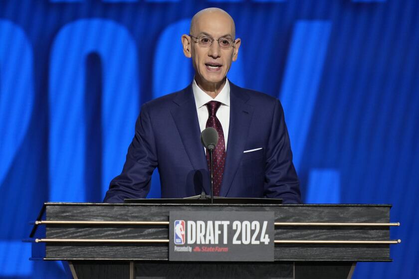 El comisionado de la NBA Adam Silver inicia el draft el miércoles 6 de julio del 2024. (AP Foto/Julia Nikhinson)