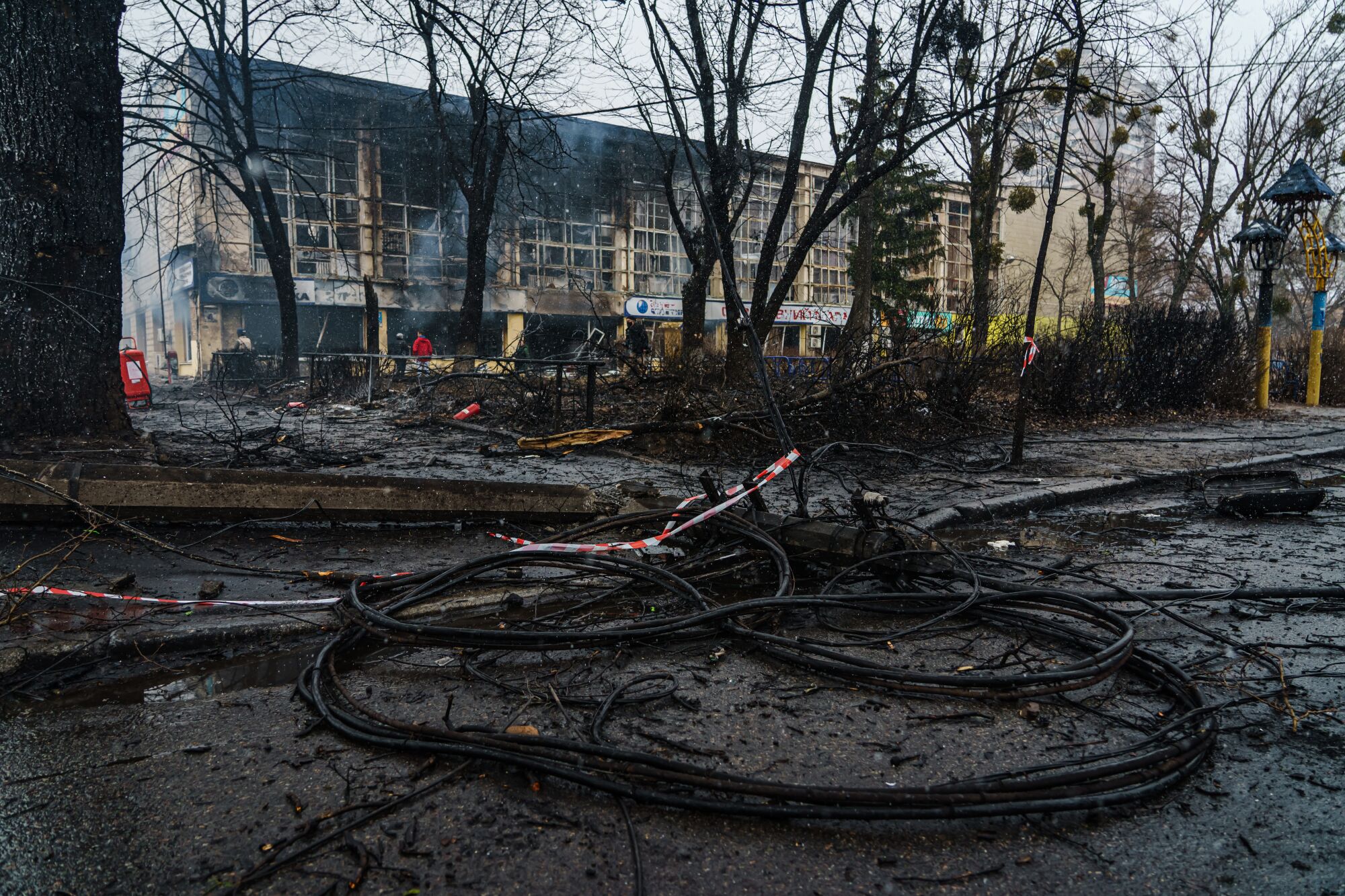 Daños causados por un ataque con misiles rusos a la torre de televisión de Kiev en la capital.