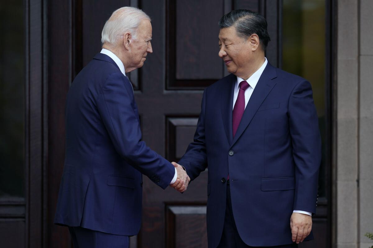ARCHIVO - El presidente estadounidense Joe Biden saluda al presidente chino Xi Jinping en Filoli Estate en Woodside