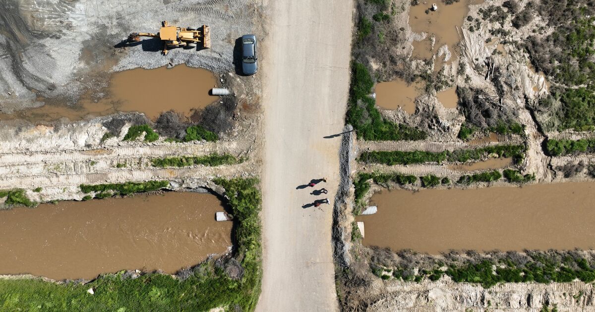 A California town’s frantic fight to save itself from floods A California town’s frantic fight to save itself from floods