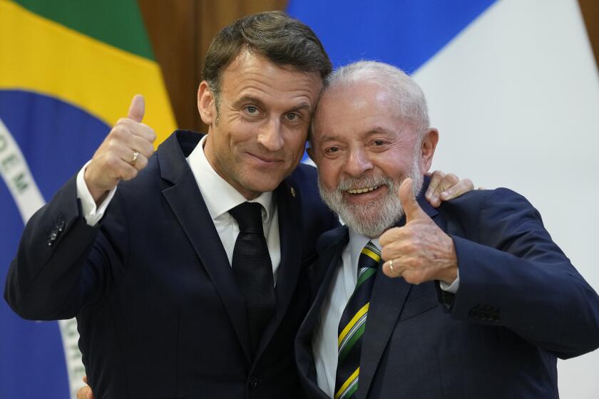 El presidente brasileño Luiz Inácio Lula da Silva y su homólogo francés Emmanuel Macron posan para fotografías en el palacio presidencial de Planalto, el jueves 28 de marzo de 2024, en Brasilia, Brasil. (AP Foto/Eraldo Peres)