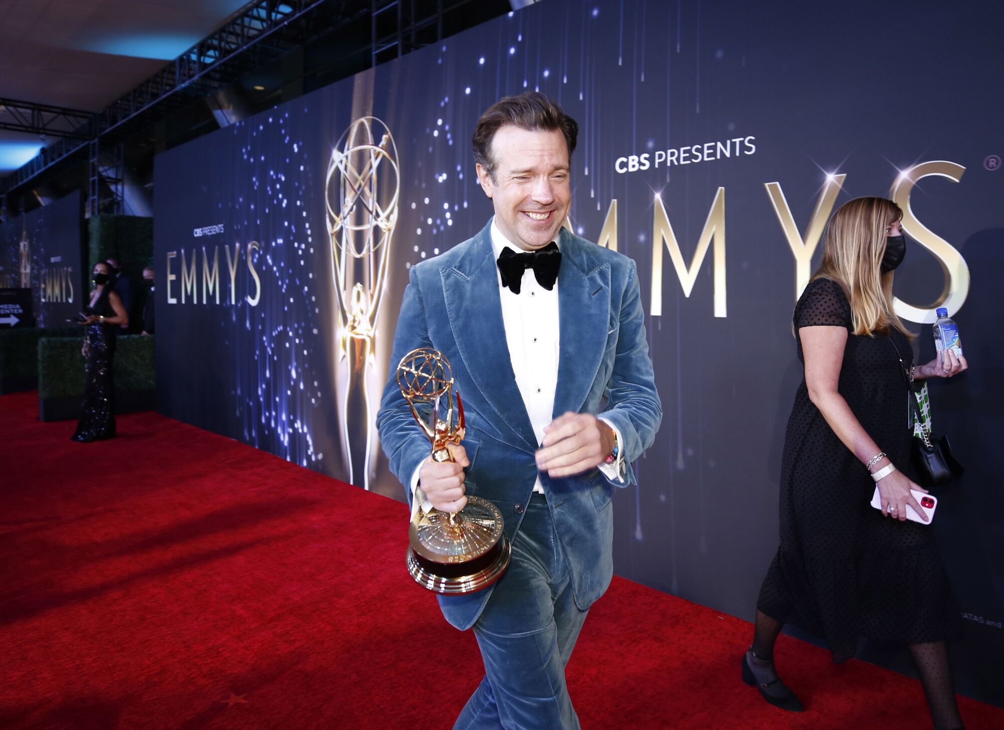 Jason Sudeikis with his award at the 73rd Emmy Awards.