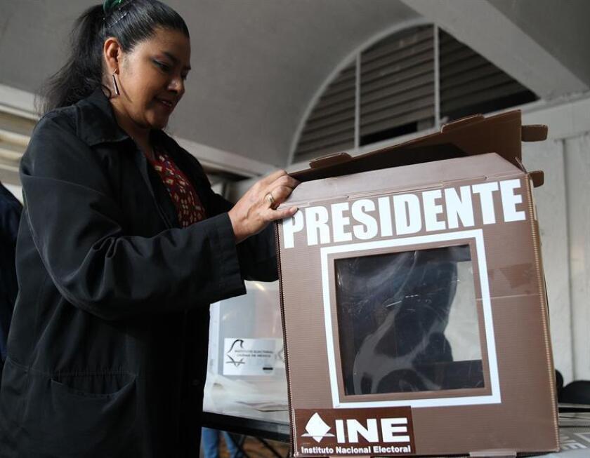 Miembros de las mesas colocan las urnas para la jornada electoral de hoy, domingo 1 de junio de 2018, en Ciudad de México (México). EFE