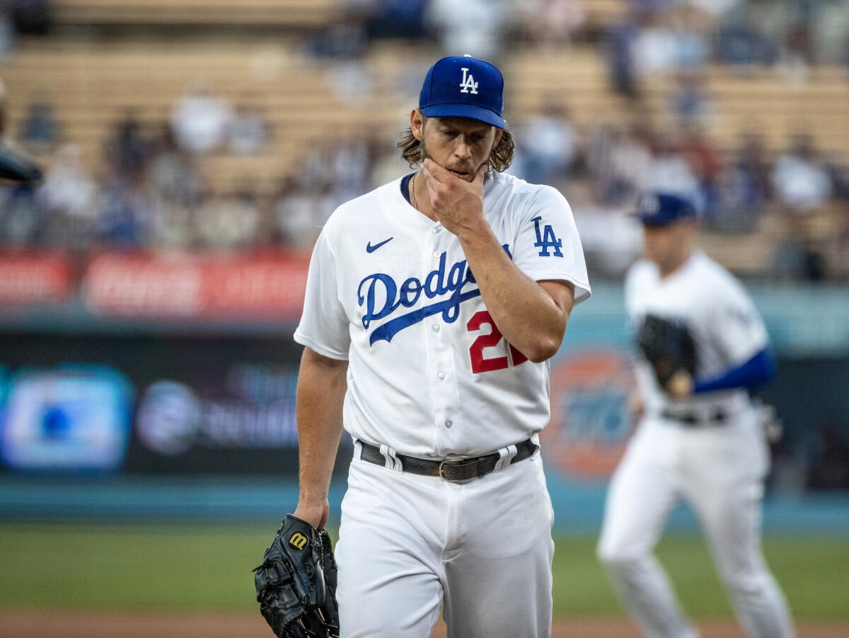 Clayton Kershaw Cumartesi günü Giants'a karşı ilk atış sırasında yedek kulübesine geri döndü.