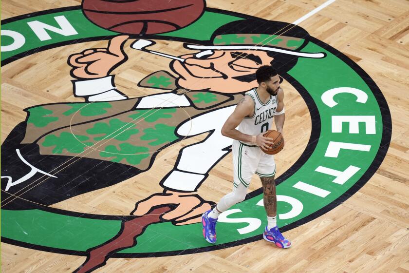 Jayson Tatum (0), de los Celtics de Boston durante la segunda mitad del Juego 1 de las Finales de la NBA contra los Dallas Mavericks, el jueves 6 de junio de 2024, en Boston. (AP Foto/Michael Dwyer)