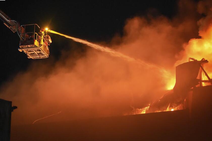 En esta imagen proporcionada por el Servicio ucraniano de emergencias, personal de emergencias trabaja para extinguir un incendio tras un ataque ruso en Odesa, Ucrania, el miércoles 1 de mayo de 2024. (Servicio ucraniano de emergencias via AP)