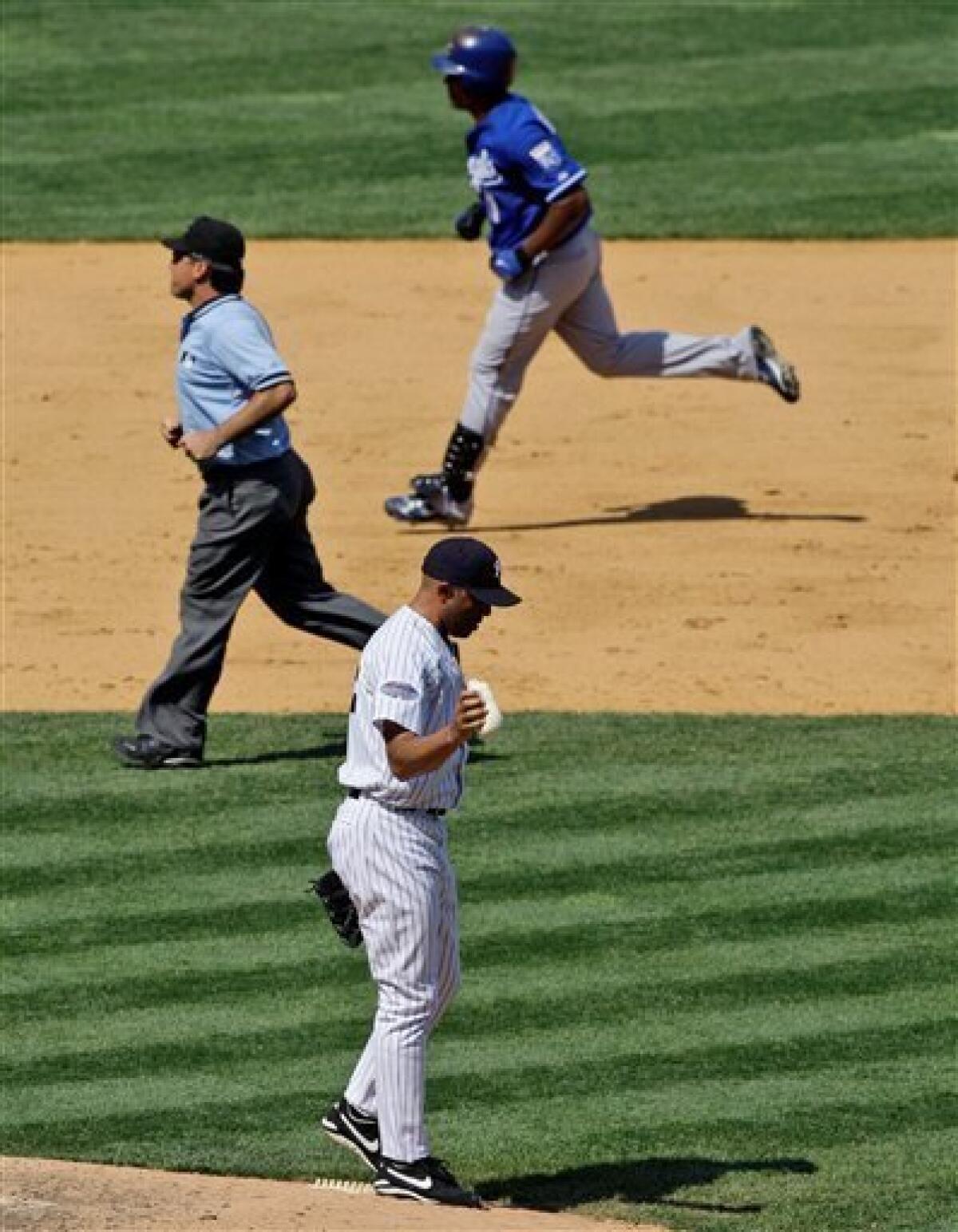 Mariano Rivera hits inside-the-park home run