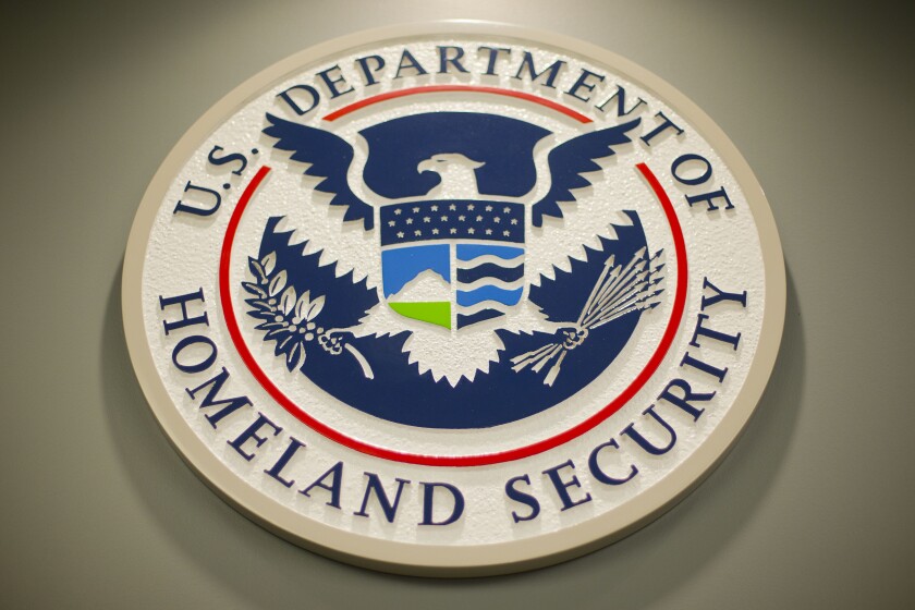 ARCHIVO - El logo del Departamento de Seguridad Nacional en una conferencia de prensa en Washington, 