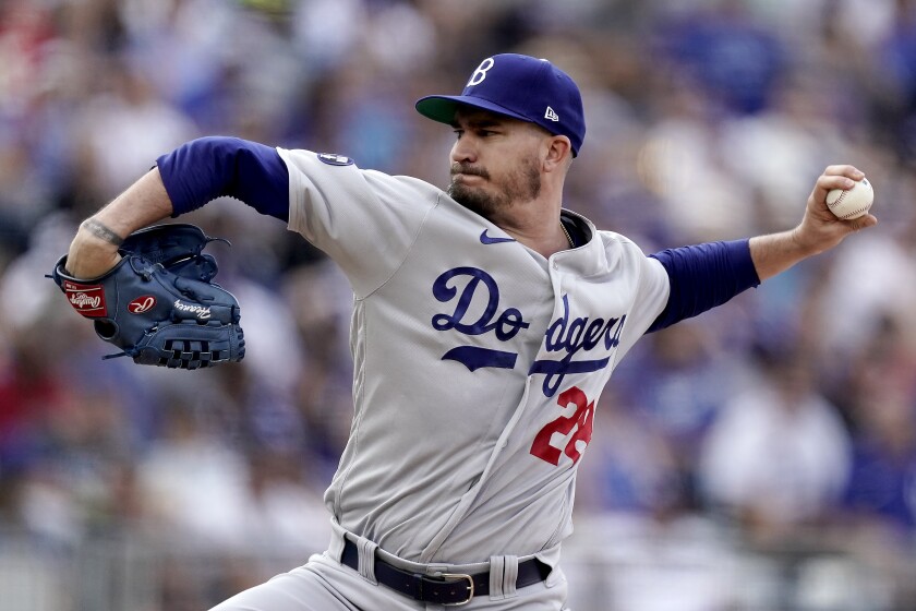 Le lanceur partant des Dodgers Andrew Heaney lance contre les Royals de Kansas City samedi.