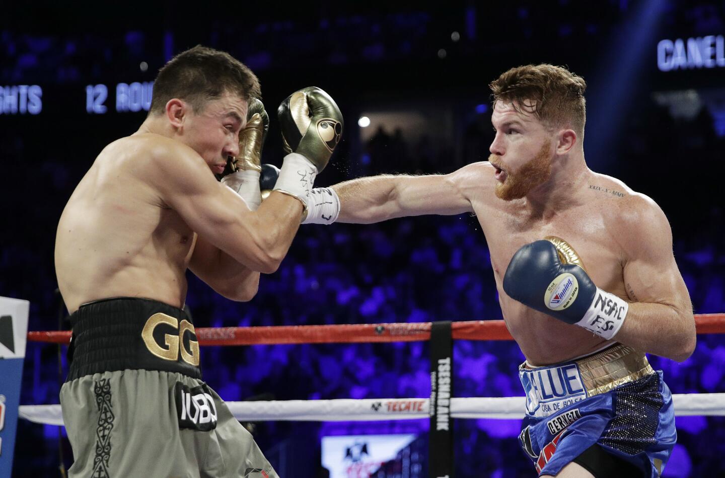 Saúl 'Canelo' Álvarez (d) esquiva los golpes de Gennady Golovkin en la pelea por el título mundial Mediano, en Las Vegas. (AP Foto/John Locher)