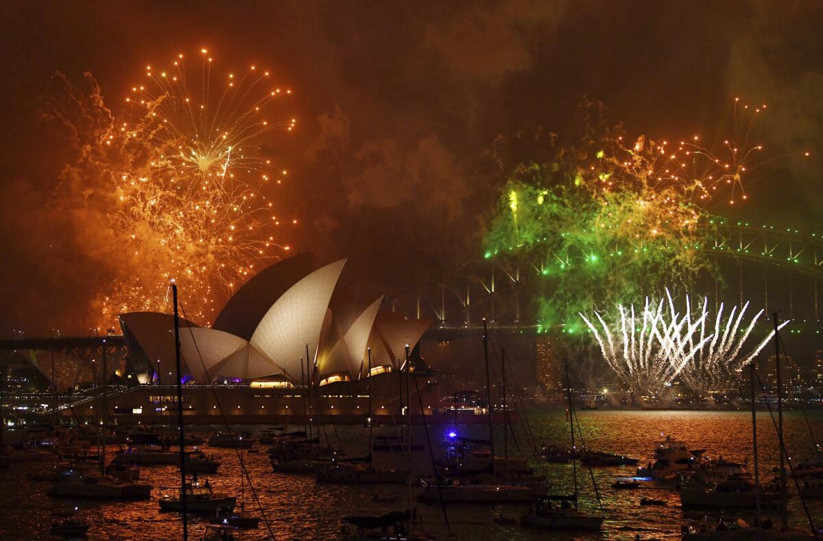 Los fuegos artificiales iluminan el cielo de la bahía de Sydney durante las celebraciones del Año Nuevo en los primeros minutos del lunes 1 de enero de 2018.