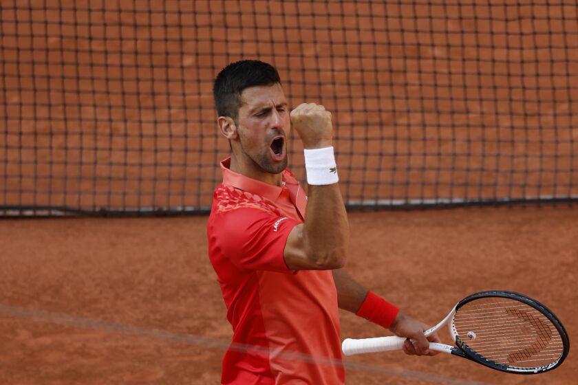 El serbio Novak Djokovic celebra tras ganar el duelo de cuartos de final en el Abierto de Francia frente al ruso Karen Khachanov el martes 6 de junio del 2023. (AP Foto/Jean-Francois Badias)