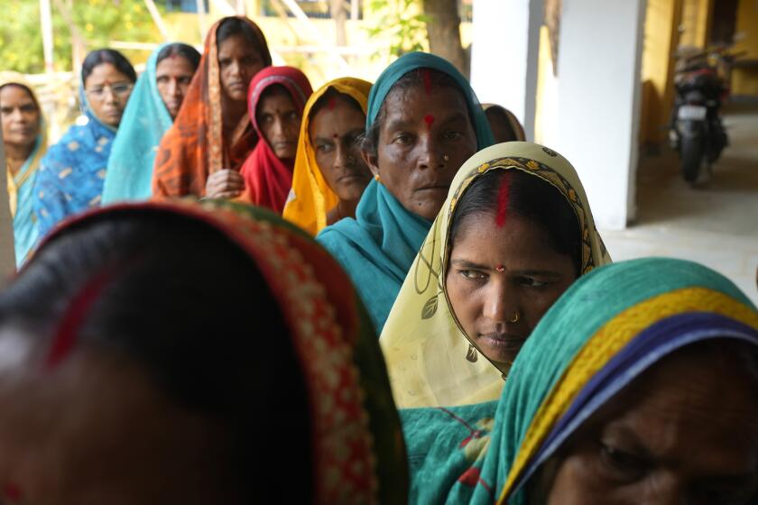 Mujeres de pie en una fila para votar en la cuarta fase de las elecciones generales de India, a las afueras de Samastipur, en el estado indio de Bihar, el lunes 13 de mayo de 2024. (AP Foto/Manish Swarup)