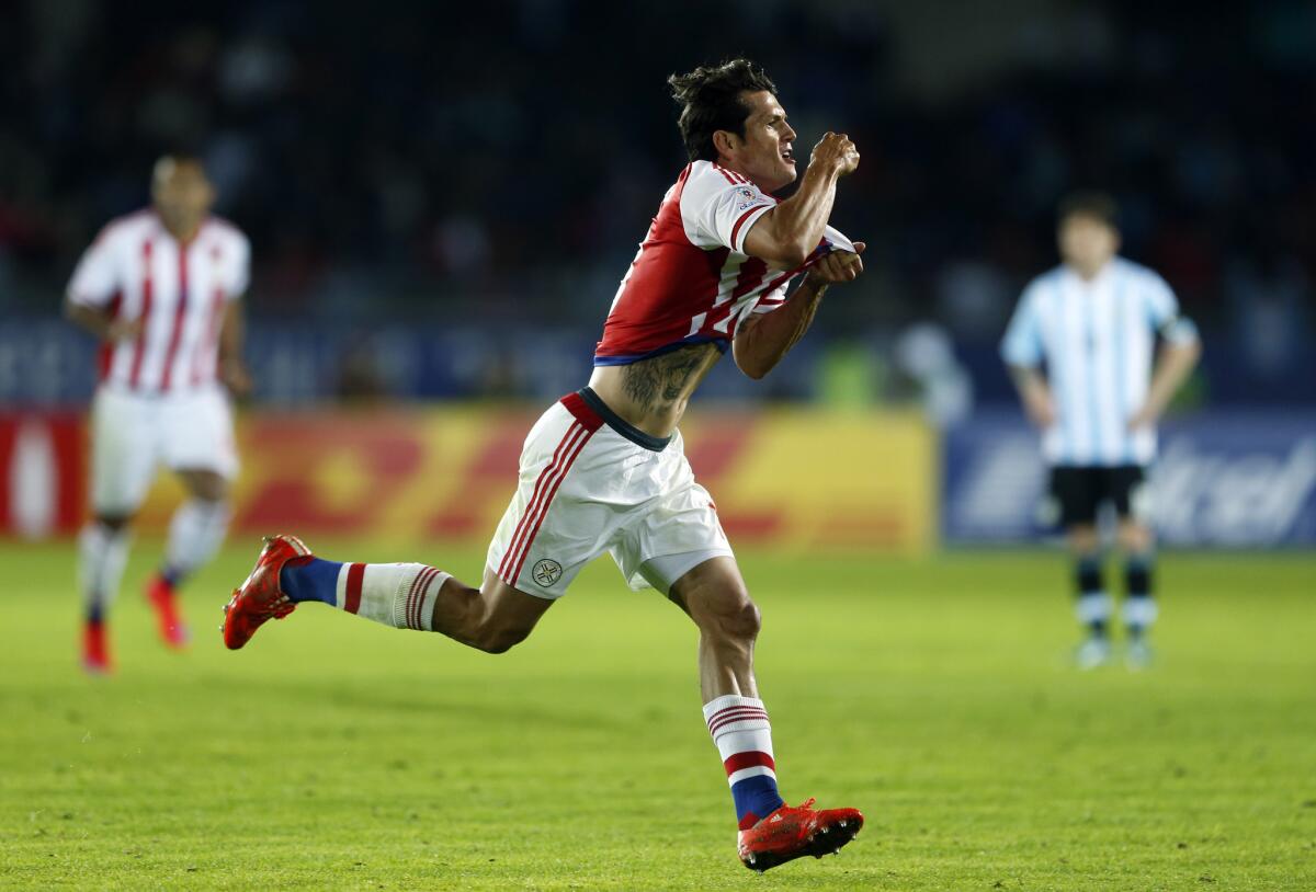 El jugador de Paraguay, Nelson Haedo, festeja un gol contra Argentina en un partido por la Copa América el sábado, 13 de junio de 2015, en La Serena, Chile. (AP Photo/Andre Penner)