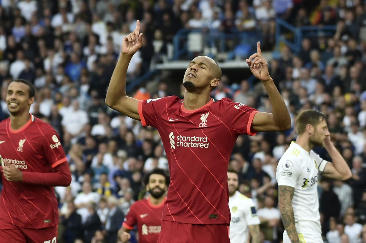 El brasileño Fabinho, centro, festeja después de anotar el segundo gol del Liverpool en un partido de la Liga Premier.