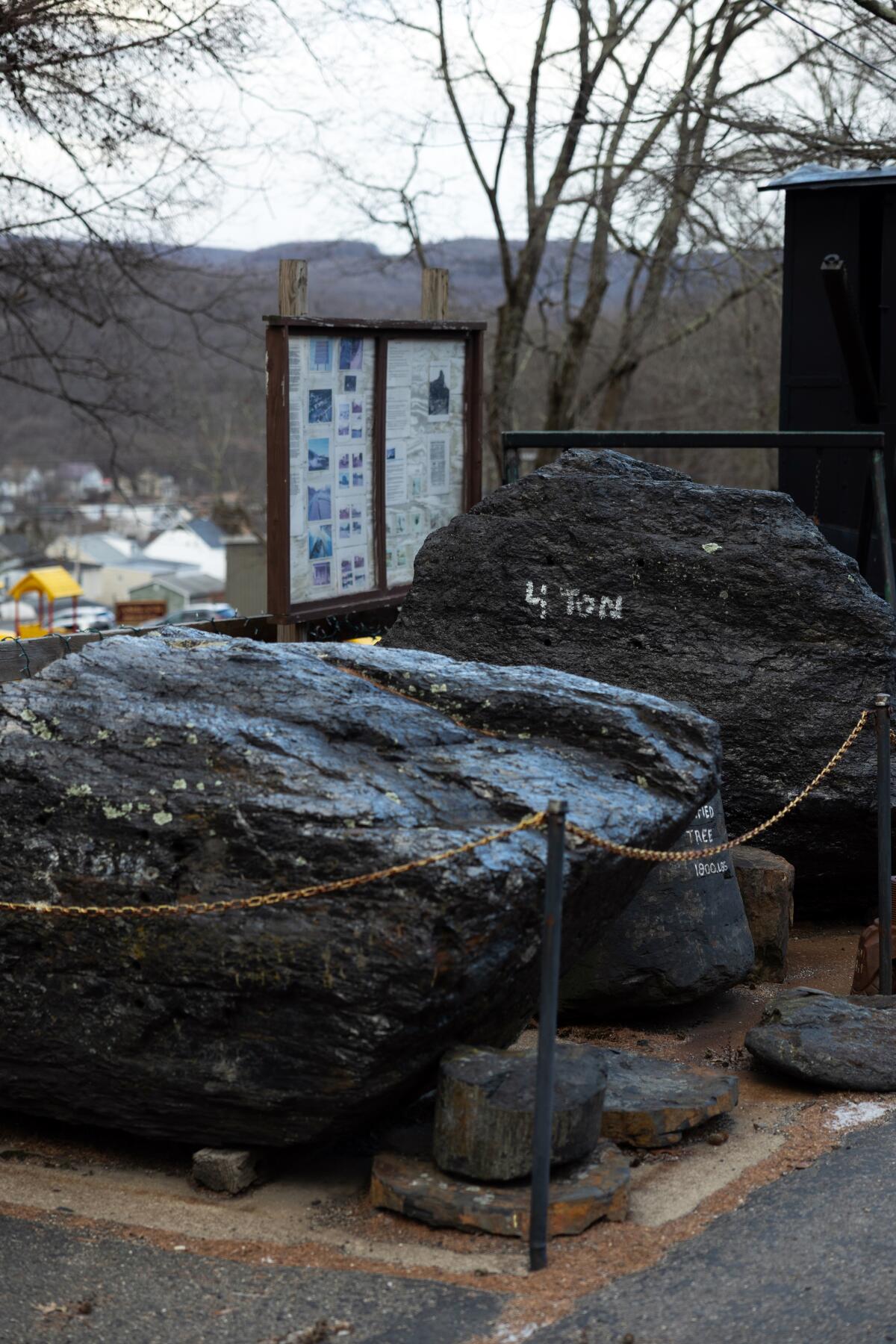 Tumpukan batu bara di tambang Pioneer Tunnel, Ashland.