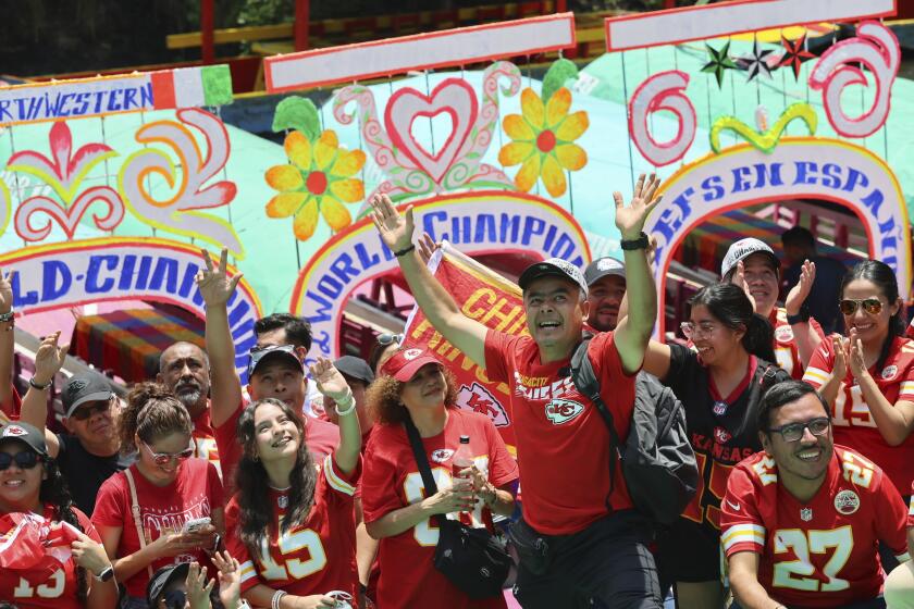 Seguidores de los Chiefs de Kansas City celebran en "trajineras" que los transportan por los canales de Xochimilco, en Ciudad de México, el domingo 1 de septiembre de 2024 (AP Foto/Ginnette Riquelme)