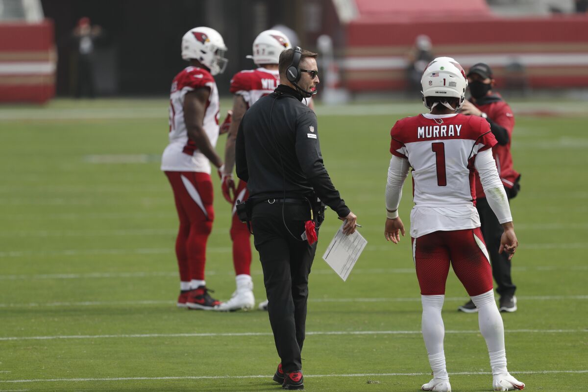 Cardinals head coach Kliff Kingsbury talks with quarterback Kyler Murray (1).