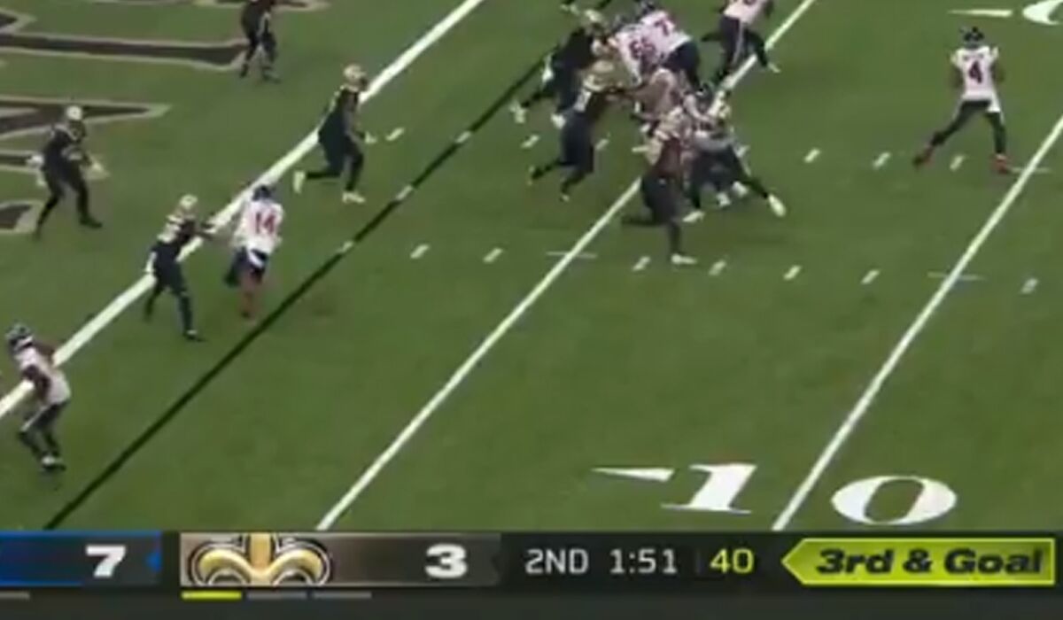 The unpopular yellow graphic is shown in the first half of the Saints-Texans game
