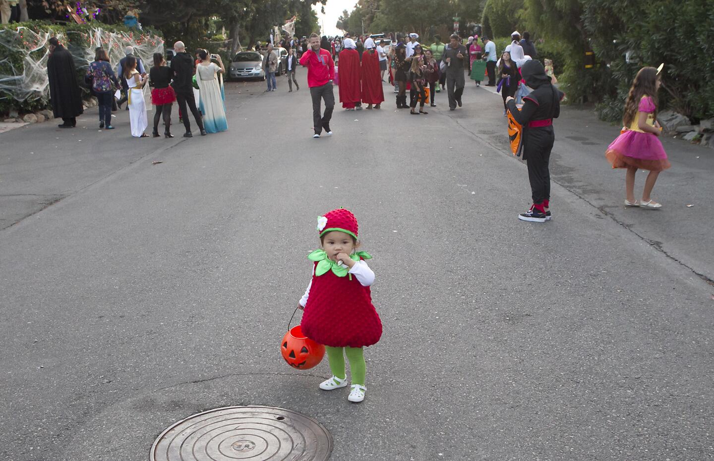 la-oak-street-halloween-block-party-a-treat-20-002