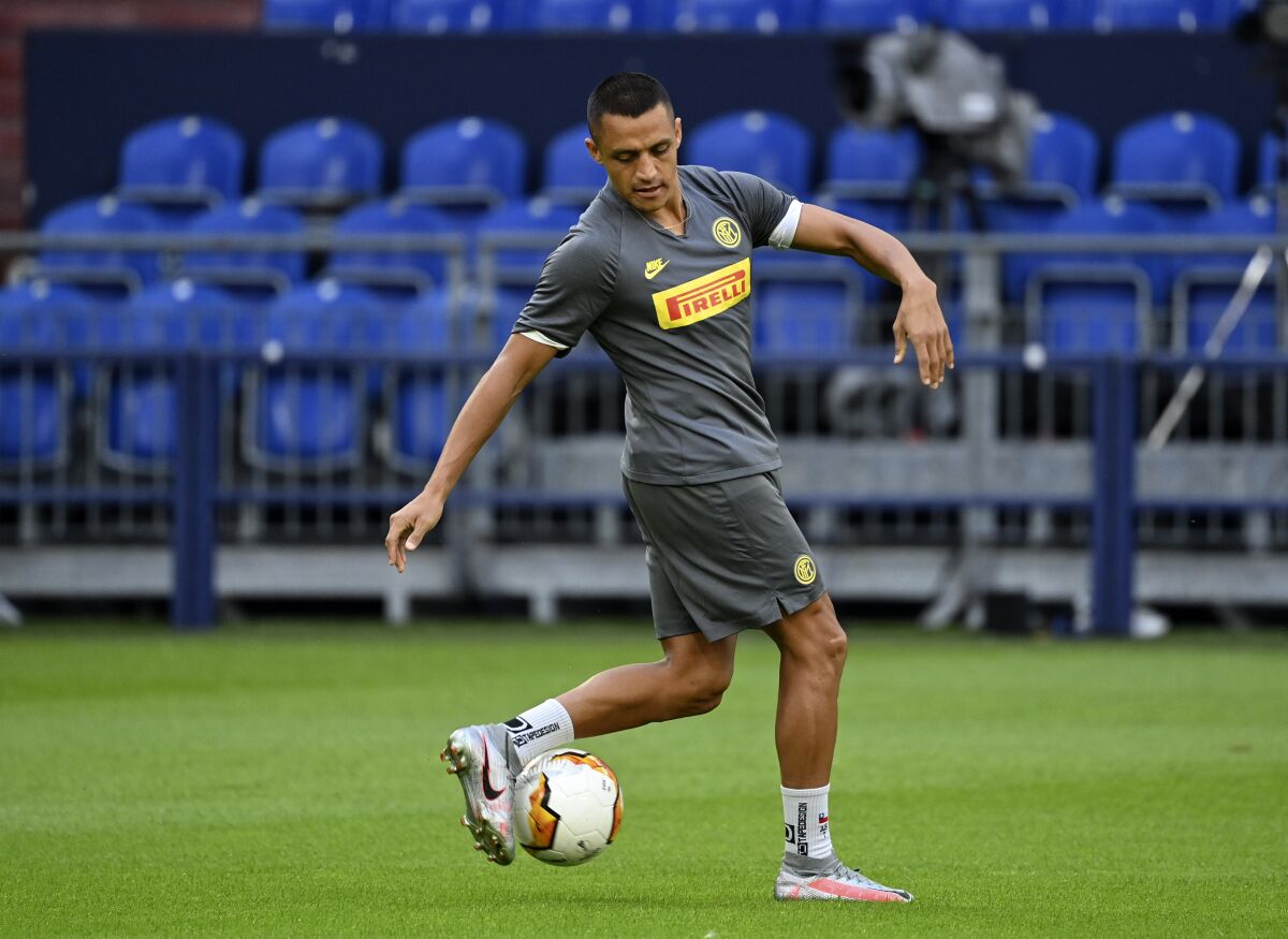 Inter Milan's Alexis Sanchez exercises during the training session prior the Europa League round of 16 soccer match between Inter Milan and Getafe at the Veltins-Arena in Gelsenkirchen, Germany, Tuesday, Aug. 4, 2020. (Ina Fassbender/Pool via AP)