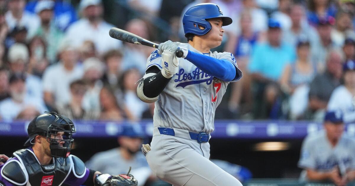 Photo: latimes.com Shohei Ohtani de los Dodgers de Los Ángeles batea un sencillo en la tercera entrada ante el abridor de los Rockies de