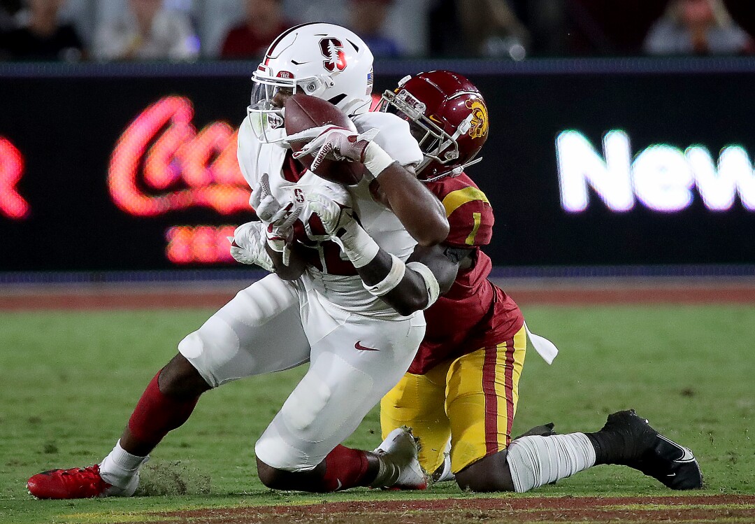 O running back de Stanford EJ Smith pega o back defensivo da USC Greg Johnson no terceiro quarto