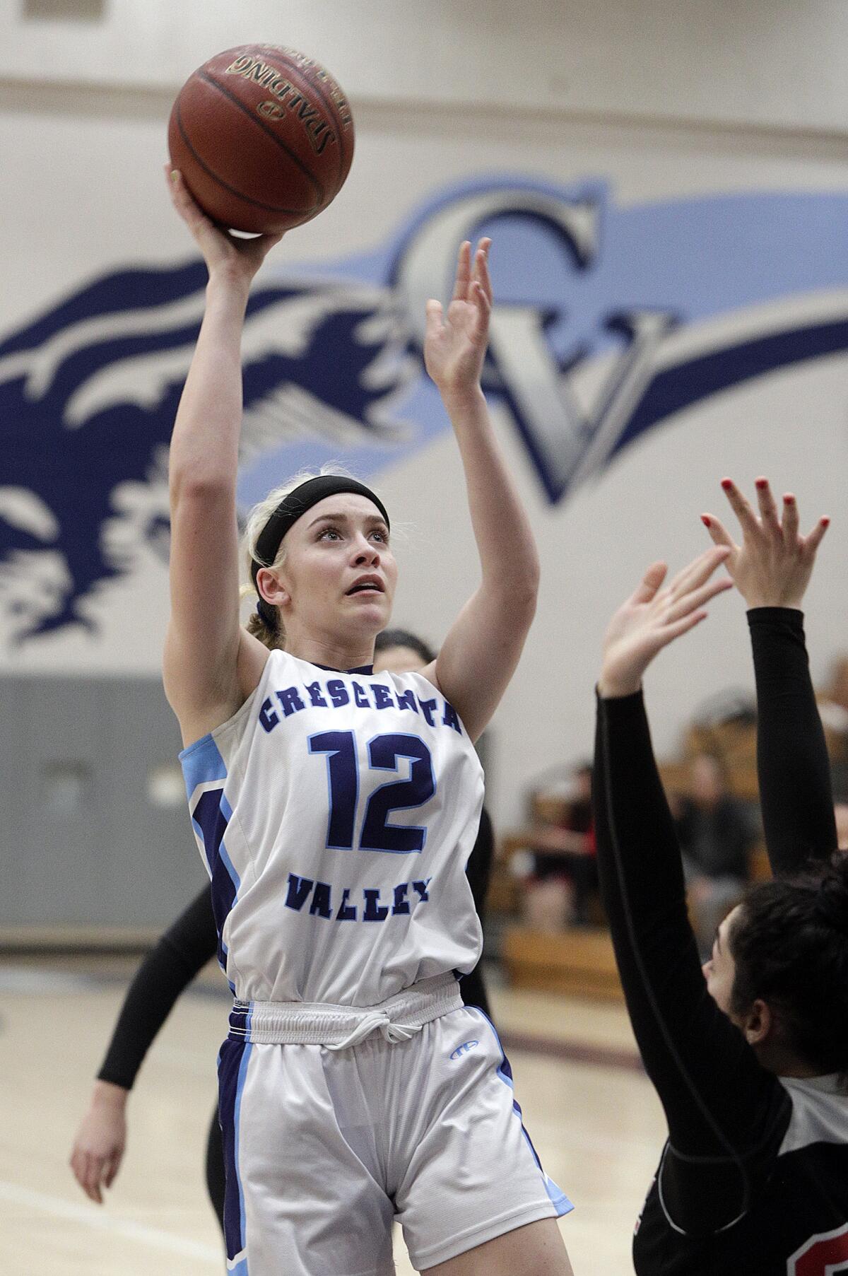 Crescenta Valley's Lily Geck pulls up to shoot against Glendale in a Pacific League girls' basketball game at Crescenta Valley High School on Tuesday, January 7, 2020.