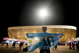Un aficionado sostiene una bandera de Argentina previo al partido de los cuartos de final de la Copa del Mundo entre Holanda y Argentina, a las afueras del estadio Lusail, en Lusail, Qatar, el viernes 9 de diciembre de 2022. (AP Foto/Natacha Pisarenko)