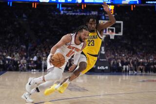 Jalen Brunson (11), de los Knicks de Nueva York, se enfila rumbo a la canasta, superando a Aaron Nesmith (23), de los Pacers de Indiana, durante la primera mitad del Juego 1 de la segunda ronda de los playoffs del baloncesto de la NBA, el lunes 6 de mayo de 2024, en Nueva York. (AP Foto/Frank Franklin II)