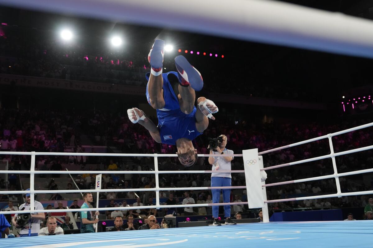 El cubano Erislandy Álvarez festeja su triunfo sobre el francés Sofiane Oumiha 