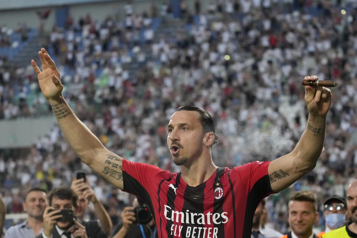 ARCHIVO - El delantero del Milan Zlatan Ibrahimovic celebra la conquista del título de la Serie A 