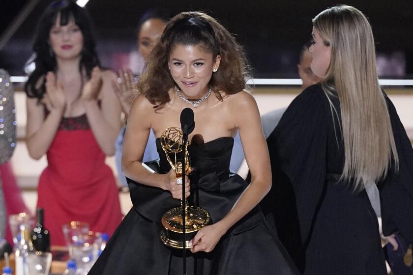 Zendaya acepta el Emmy a la mejor actriz principal en una serie dramática por "Euphoria" en la 74.ª edición de los Primetime Emmy Awards el lunes 12 de septiembre de 2022 en el Microsoft Theatre de Los Ángeles.