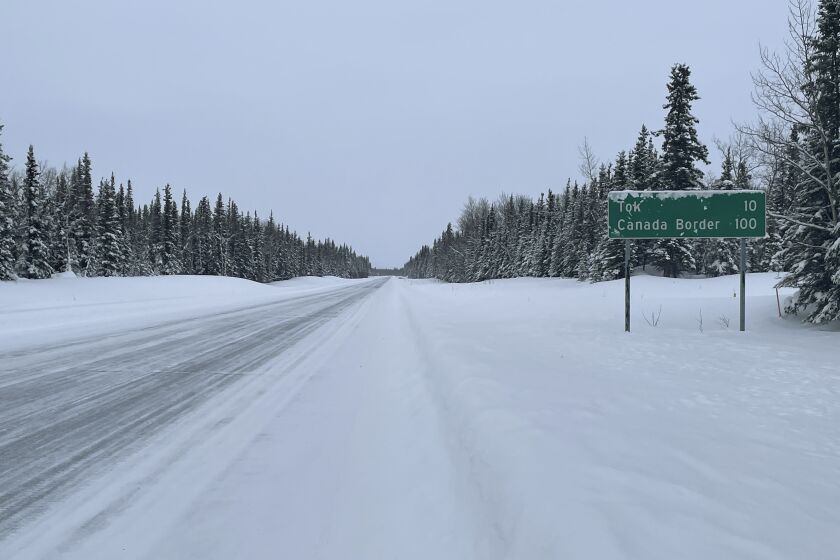Un letrero muestra la distancia a la localidad de Tok, Alaska, y a la frontera con Canadá el 1 de febrero de 2023, en Glennallen, Alaska. (AP Foto/Mark Thiessen)