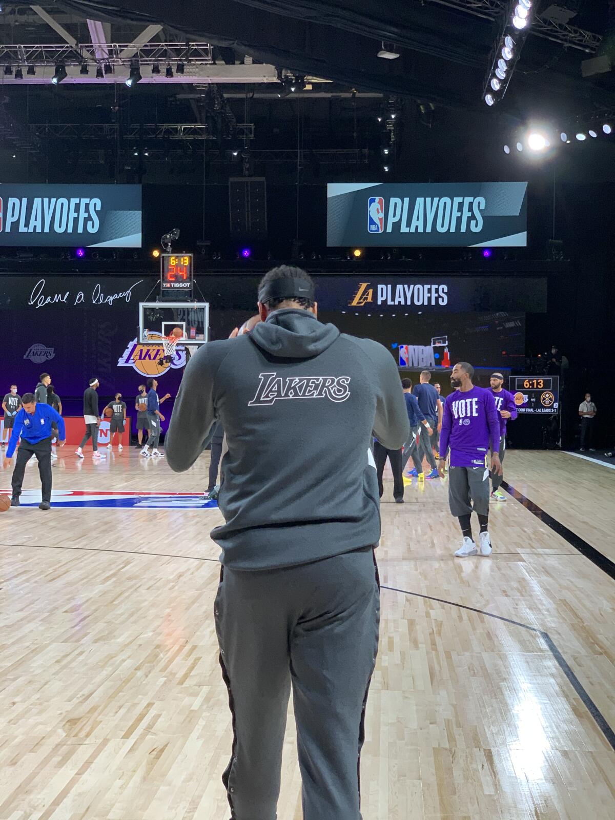 Anthony Davis entra a la cancha para unirse a sus compañeros de equipo de los Lakers en la práctica