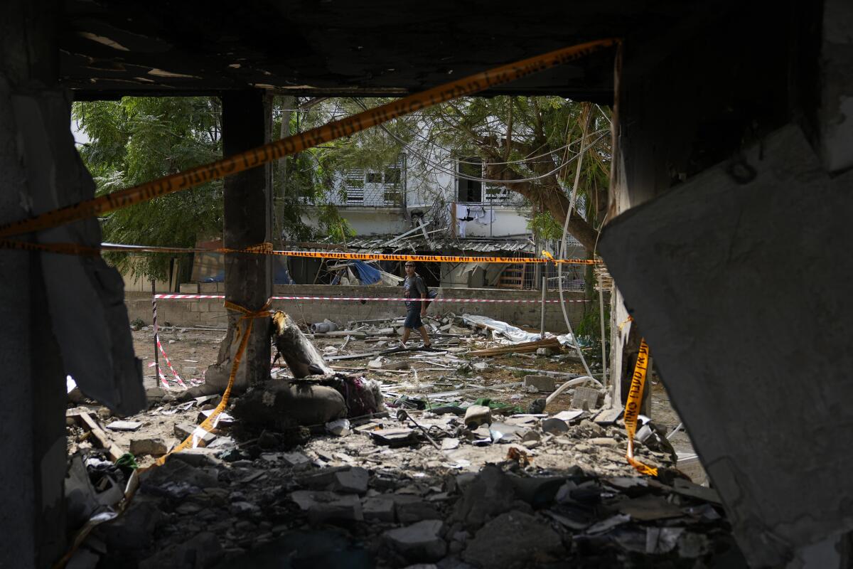 En la imagen, la destrucción causada por un proyectil disparado desde la Franja de Gaza en Ashkelon, 