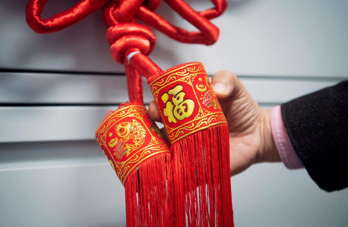 En un aula vacía de la Universidad Estatal de San Francisco cuelga una decoración con la palabra china "felicidad" inscrita en ella.