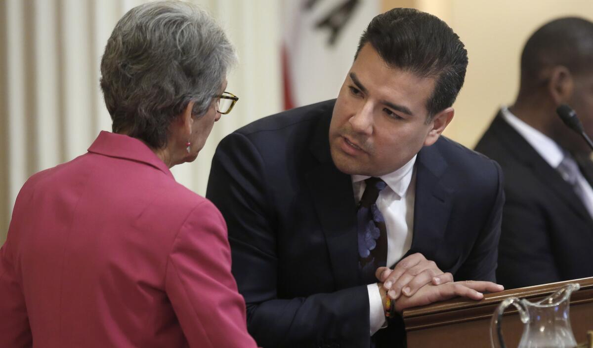 El senador estatal latino Ricardo Lara, demócrata por Bell Gardens, habla con la senadora y copartidaria Hannah-Beth Jackson, en el Capitolio de California, en Sacramento.