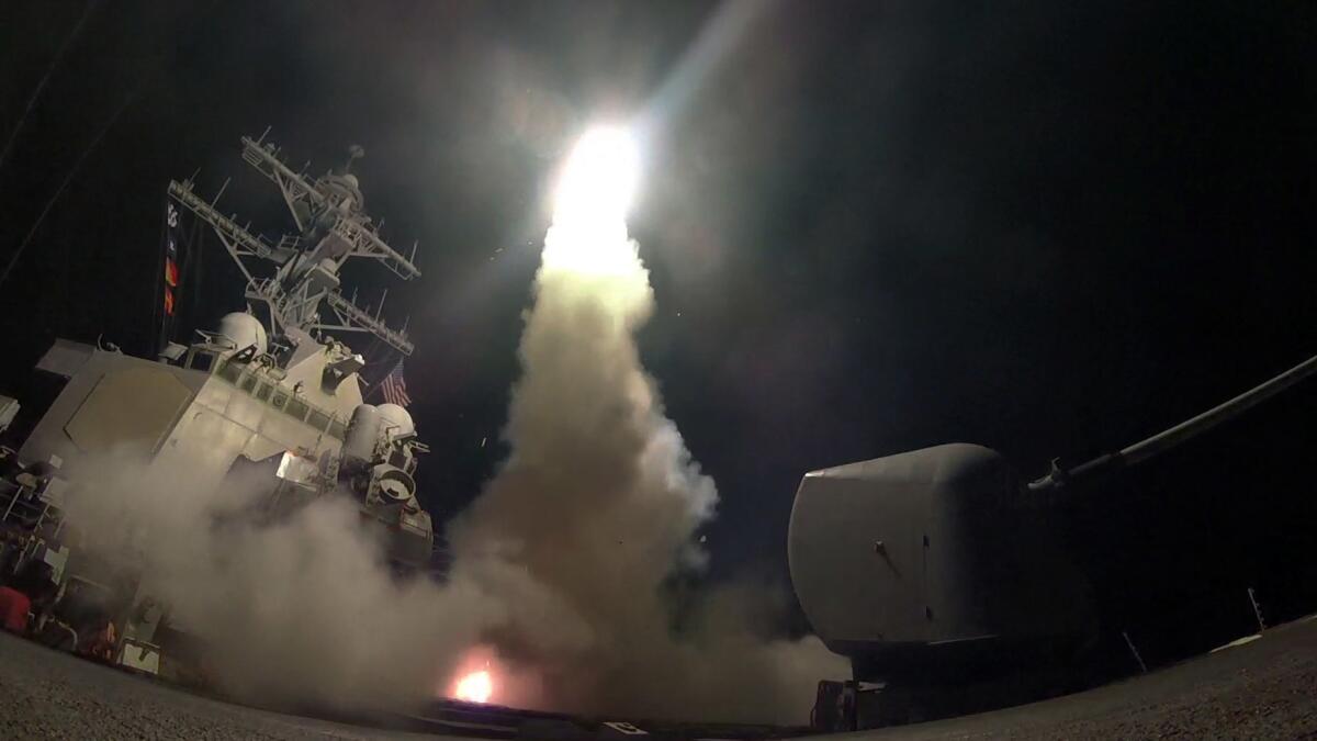 En esta imagen proporcionada por la Marina de Estados Unidos, el destructor USS Porter lanza un misil Tomahawk desde el mar Mediterráneo, el viernes 7 de abril de 2017. (Especialista de comunicación masiva de 3ra clase Ford Williams/Marina de Estados Unidos via AP)