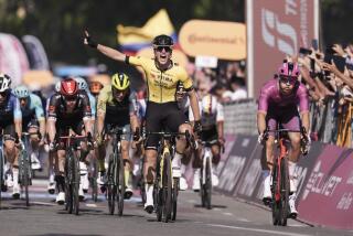 Olva Kooij celebra tras ganar la novena etapa del Giro de Italia, el domingo 12 de mayo de 2024, en Nápoles. (Massimo Paolone/LaPresse vía AP)