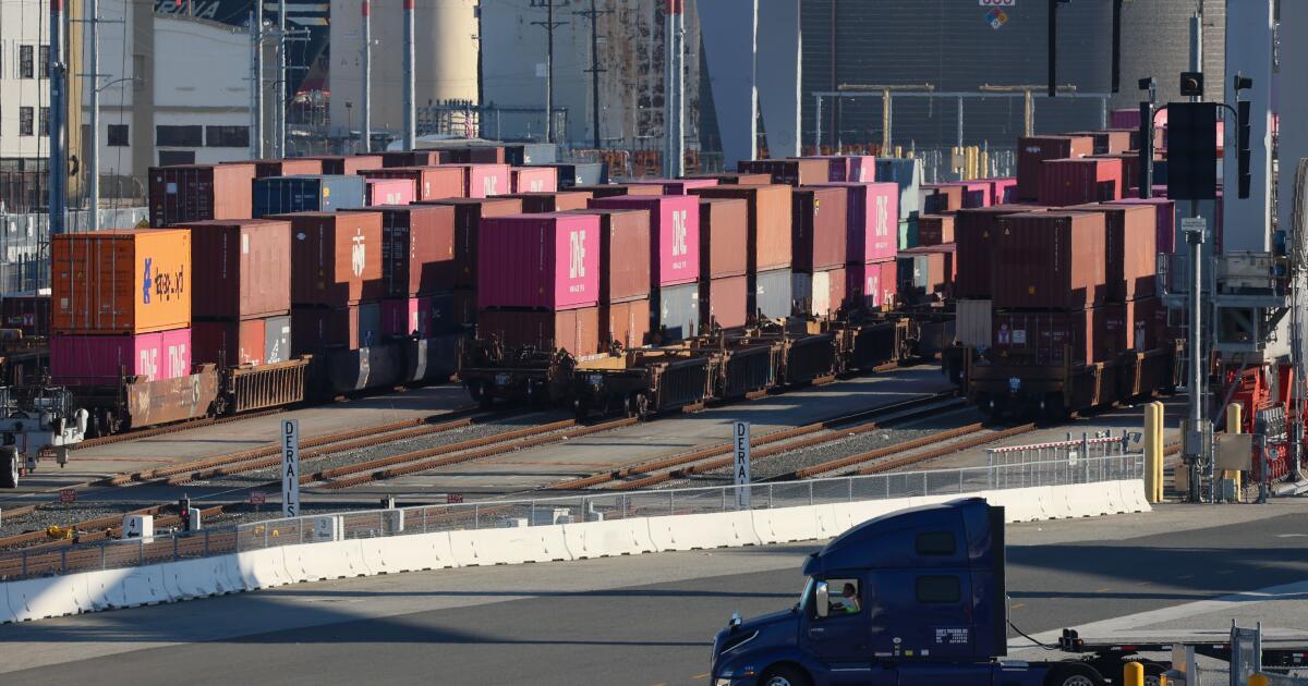 Trump, başkanlığının ilk gününde Kanada, Meksika ve Çin'den yapılan ithalatlara vergi koyacağını açıkladı