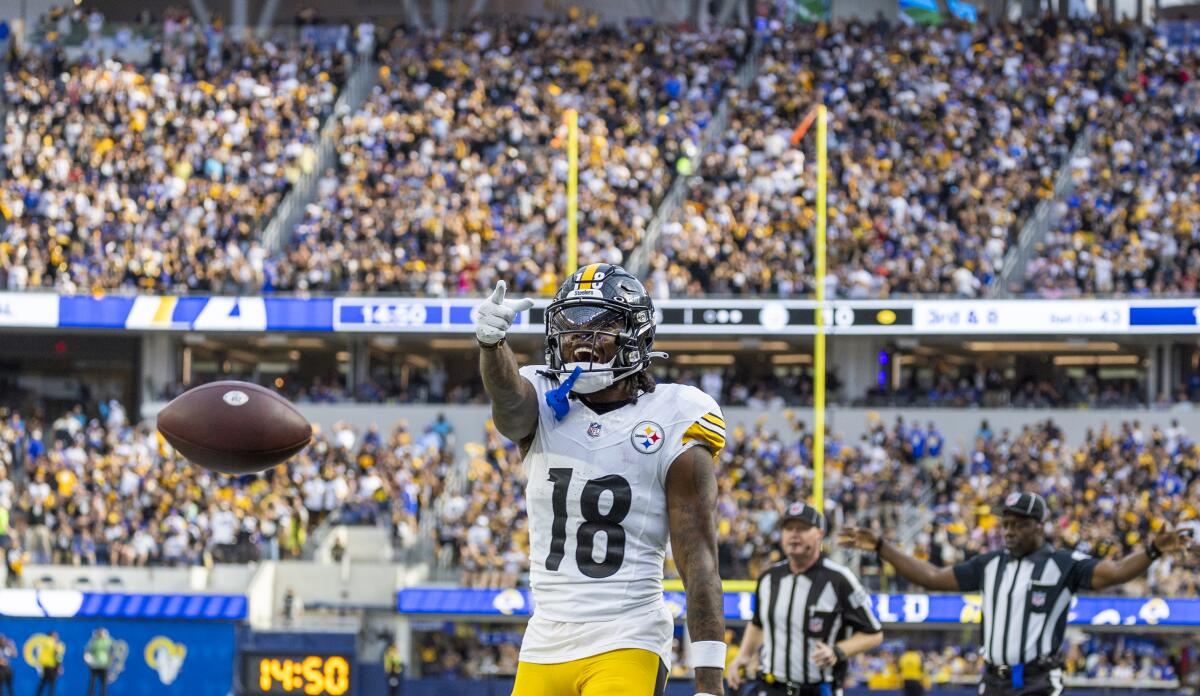 Steelers'ın geniş alıcısı Diontae Johnson, Pazar günkü SoFi Stadyumu'nda Rams'a karşı kazanılan galibiyette Pittsburgh taraftarlarını tebrik ediyor.