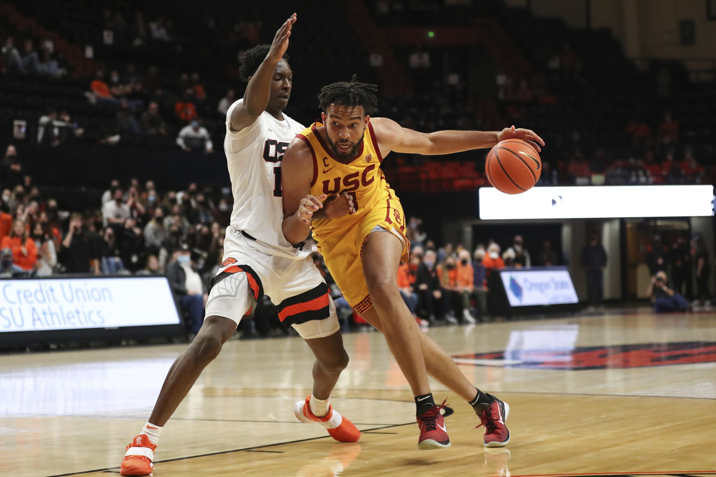 USC forward Isaiah Mobley drives to the basket in front of Oregon State forward Warith Alatishe.