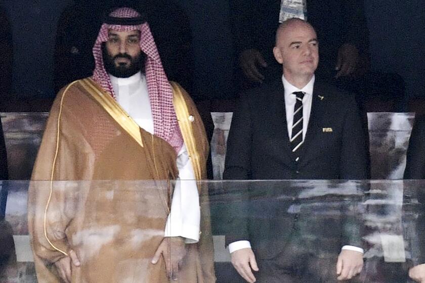 ARCHIVO - El príncipe heredero saudí Mohammed bin Salman (izquierda) y el presidente de la FIFA Gianni Infantino previo al partido inaugural del Mundial de Rusia 2018, en Moscú, el 14 de junio de 2018. (Alexei Nikolsky, Sputnik, Kremlin Pool Foto vía AP, archivo)