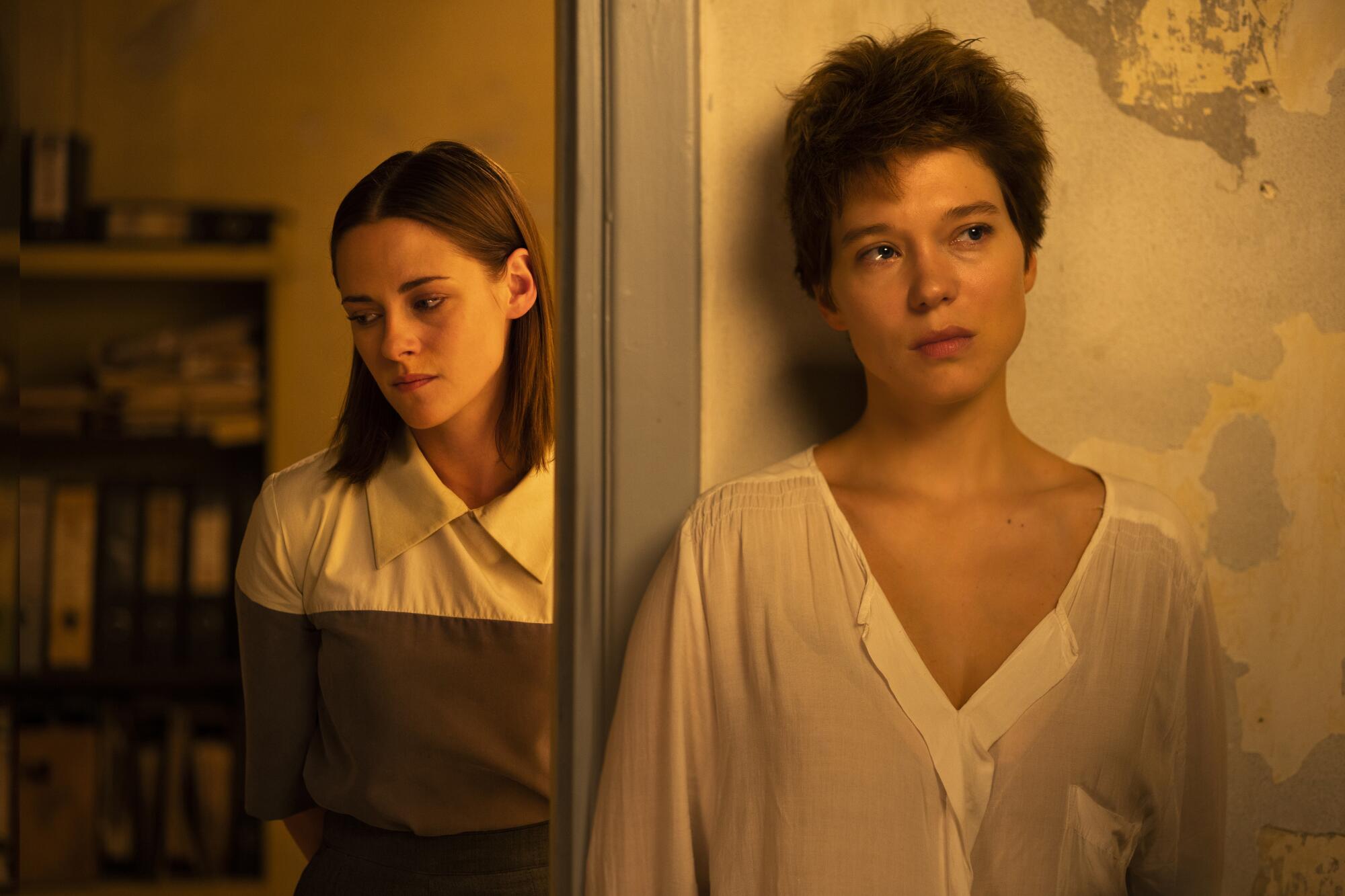 Kristen Stewart y Léa Seydoux en una escena de "Crimes of the Future".