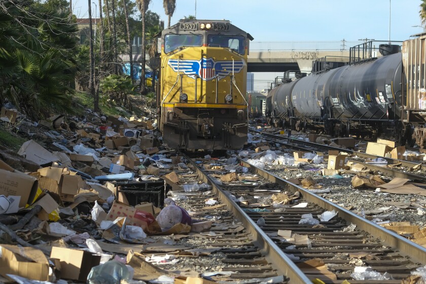 Cajas y paquetes rotos pueden verse en una sección de las vías del tren de Union Pacific