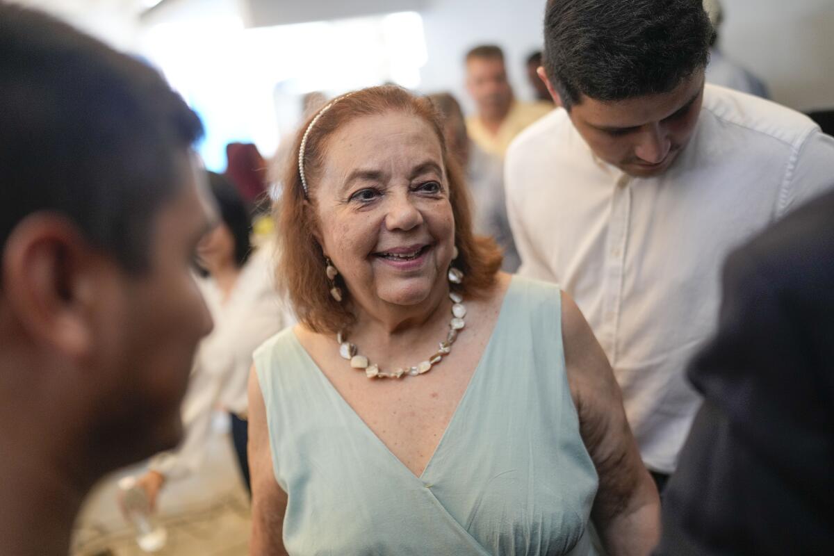 La candidata presidencial de la oposición, Corina Yoris, habla con la gente después de dar una 