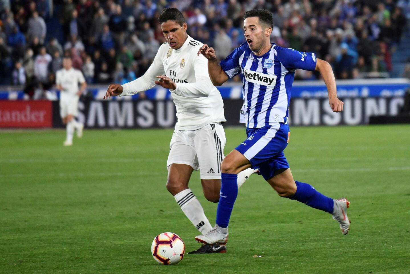 GRAF1235. VITORIA, 06/10/2018.- El jugador del Deportivo Alaves Jony (d) lucha con el franc?s del Real Madrid Raphael Varane, durante el partido correspondiente a la octava jornada de LaLiga Santander que se disputa hoy en el estadio de Mendizorroza, en Vitoria. EFE/ADRI?N RUIZ DE HIERRO ** Usable by HOY and SD Only **