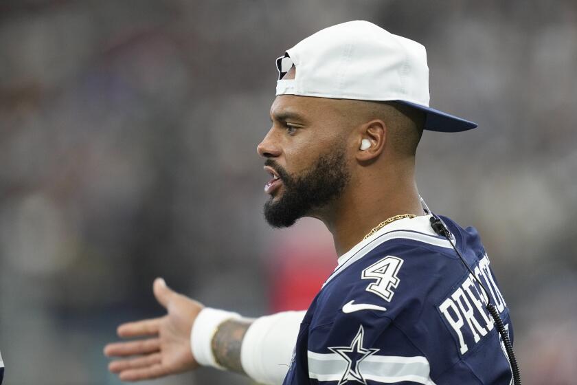 Dak Prescott, quarterback de los Cowboys de Dallas, se encuentra a un costado del campo durante la primera mitad de un partido de pretemporada de la NFL contra los Chergers de Los Ángeles, el sábado 24 de agosto de 2024, en Arlington, Texas. (Foto AP/Tony Gutierrez)