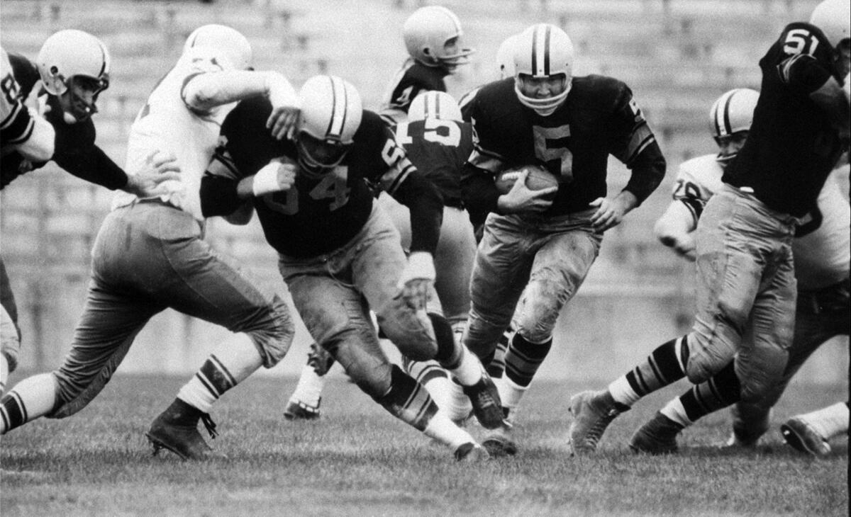 ARCHIVO - En imagen de archivo del 10 de agosto de 1959, Paul Hornung (5), de los Packers de Green Bay